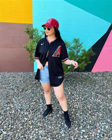 how to style baseball jersey.